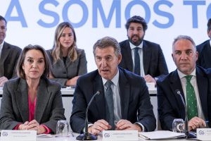 Feijóo imparts doctrine to the PP barons at the start of the year