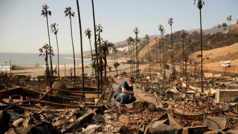 Fire deaths rise in Los Angeles as crews try to save homes and other buildings