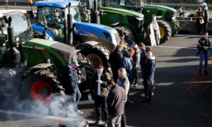 French farmers head to Paris to protest against the upcoming ratification of the EU-Mercosur agreement