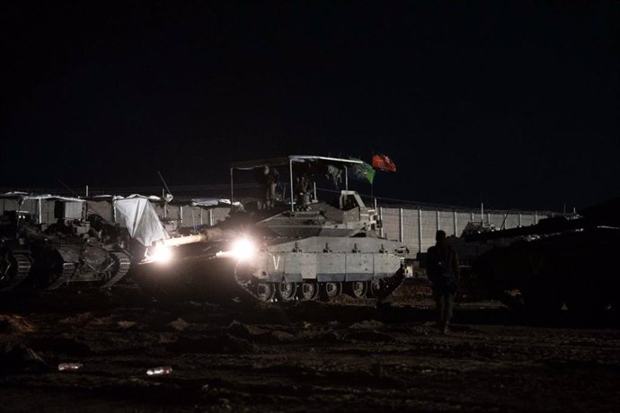 An armored vehicle of the Israeli Armed Forces at night (file)