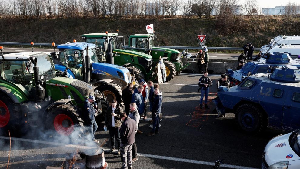 Outraged farmers. The Spanish countryside is infected by the French and wants to go out into the streets