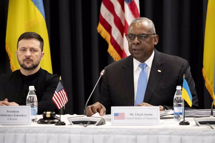 Ukrainian President Volodymyr Zelensky and US Secretary of Defense Lloyd Austin.