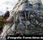 An airman unloads medical supplies donated by American non-governmental organizations. [Fotografía: Fuerza Aérea de EE.UU.]