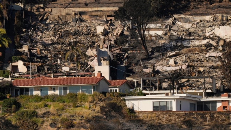 Winds and arsonists complicate firefighting in Los Angeles; firefighters say they are moving forward